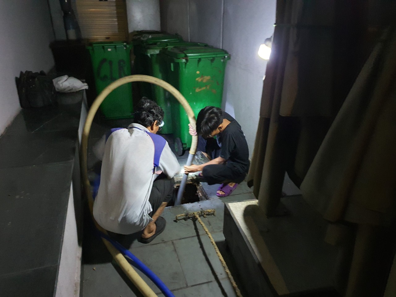 Khi tiến hành thông tắc hầm cầu bằng các loại hóa chất bạn nên tiến hành đeo găng tay