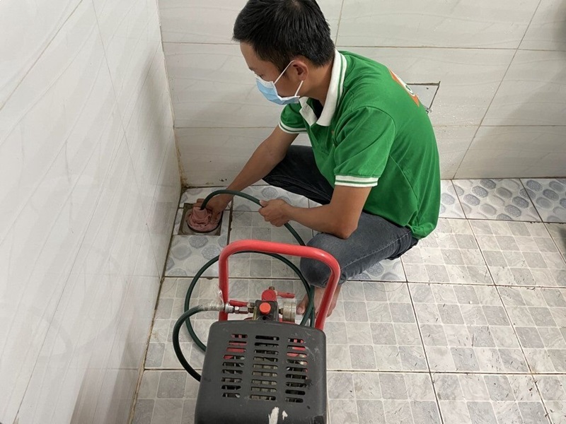 Giải pháp thông bồn cầu bị tắc do giấy vệ sinh