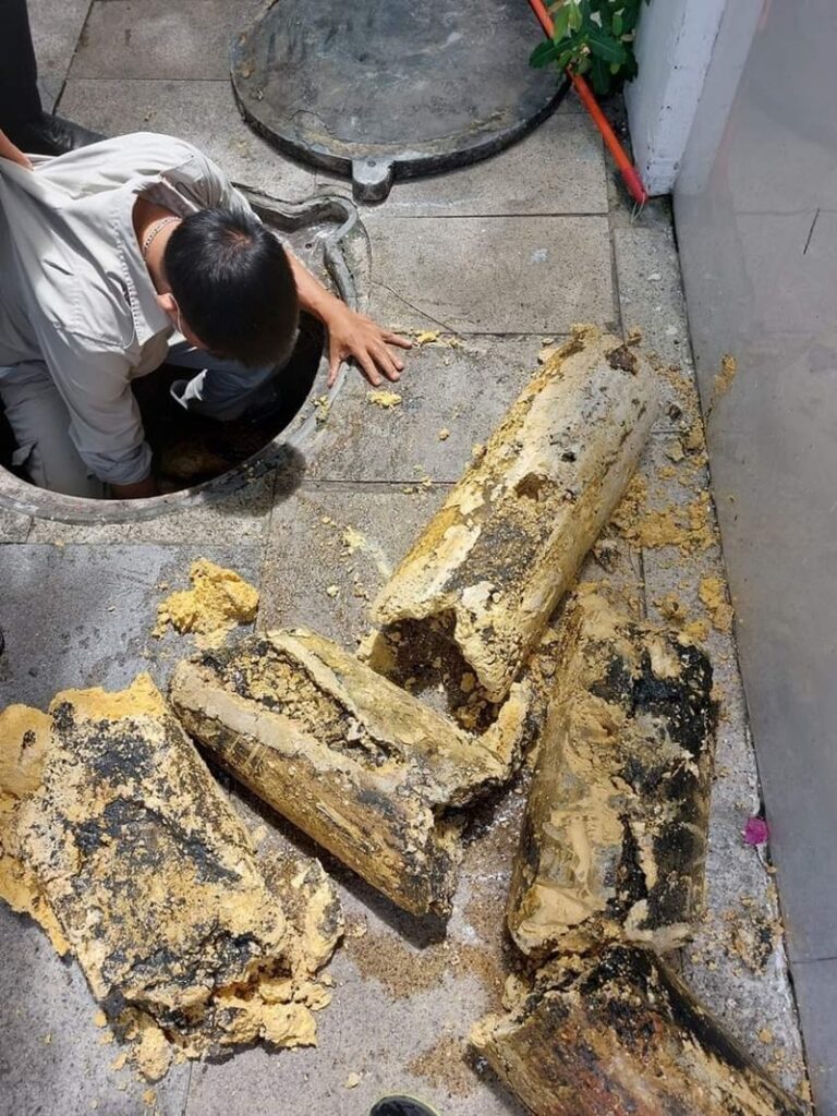 Giải pháp thông bồn cầu bị tắc do giấy vệ sinh