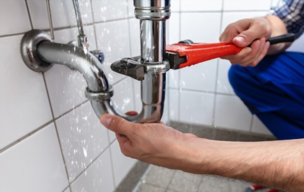Kiểm tra các ống thoát nước để phát hiện dấu hiệu rò rỉ