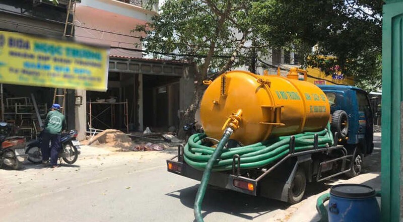 Nhu cầu hút hầm cầu tại Phường Xóm Chiếu ngày càng tăng cao do mật độ dân cư đông đúc