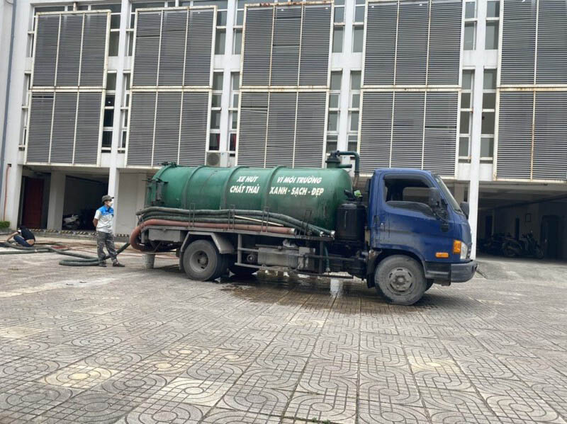 Nhu cầu hút hầm cầu tại Phường Bình Tây ngày càng tăng cao do mật độ dân cư đông đúc